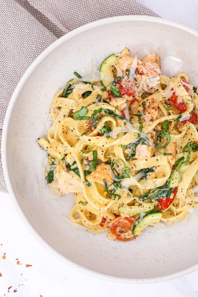 Cremet pasta med laks, fløde og grønt