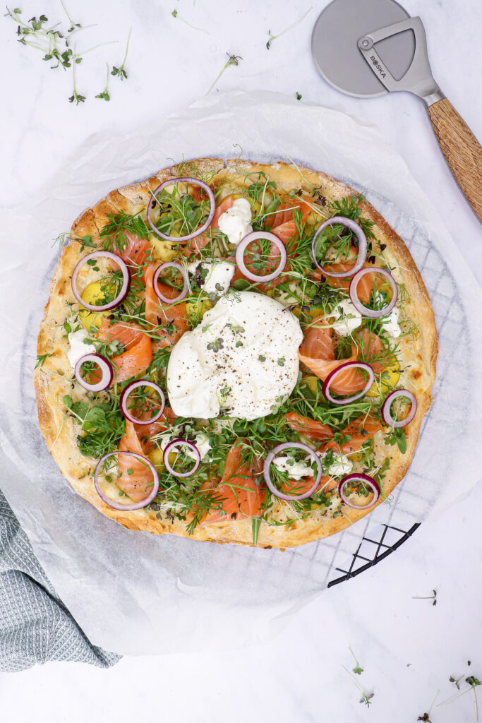 Hvid pizza med røget laks, kartofler, urter og burrata