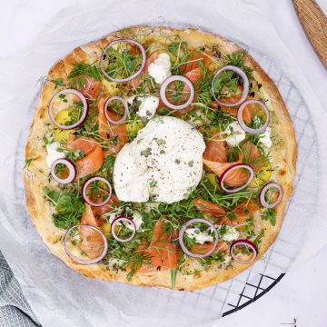 Hvid pizza med røget laks, kartofler, urter og burrata