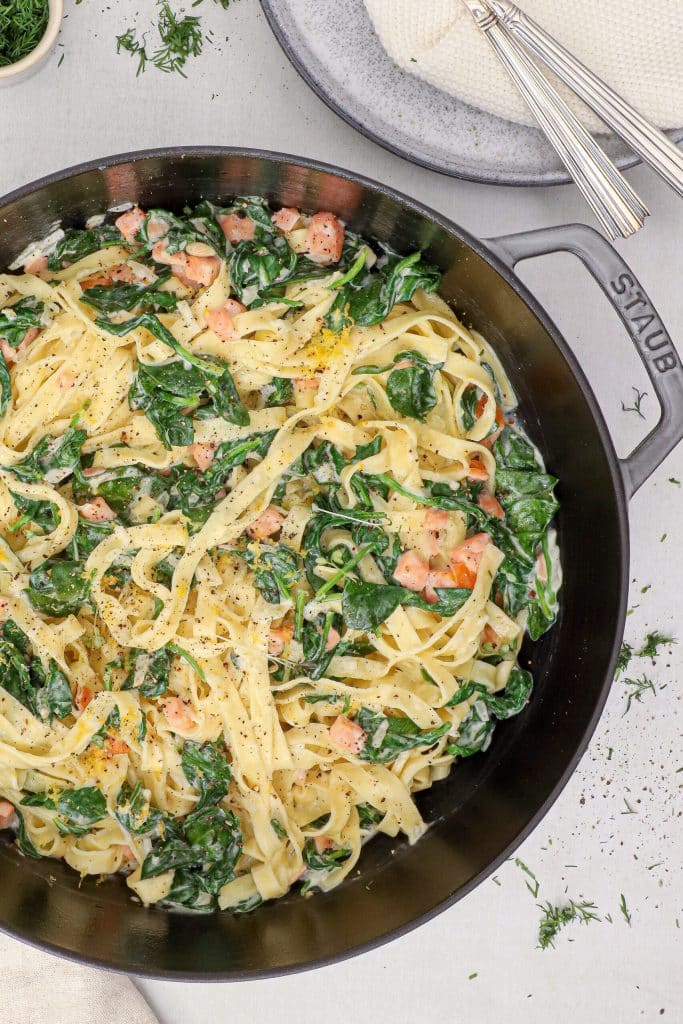 Cremet pasta med røget laks, spinat og mascarpone