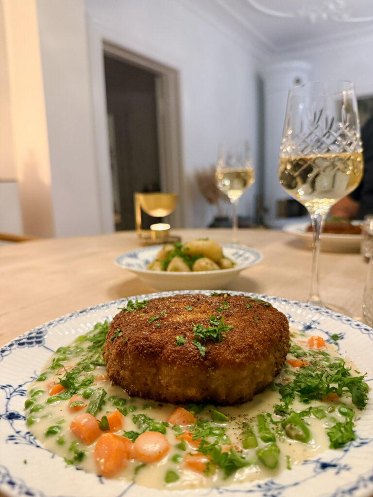 Karbonader med stuvede ærter og gulerødder – Klassisk mormormad