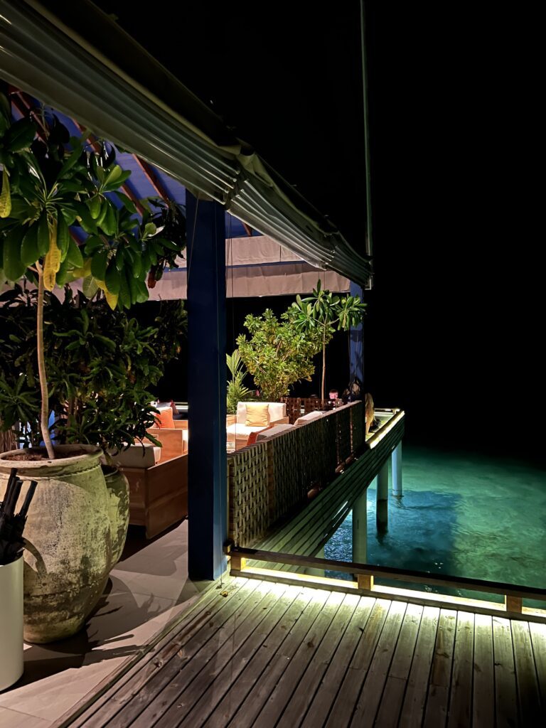 Overwater restaurant Guda Guda