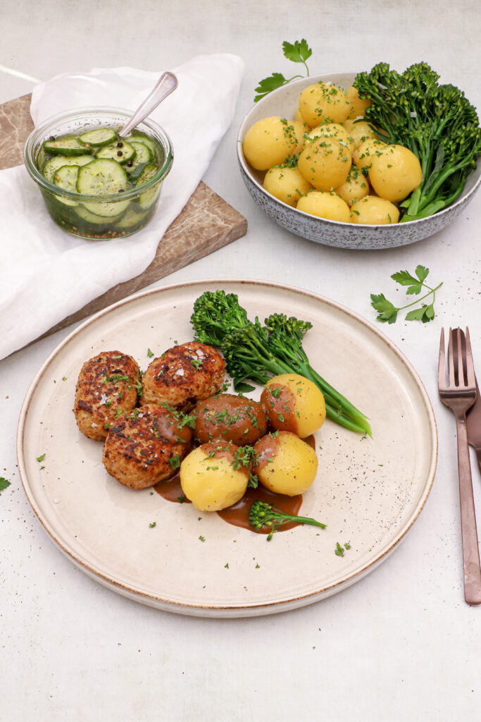 Frikadeller med brun sauce og kartofler - Pandestegte frikadeller