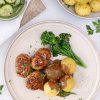 Frikadeller med kartofler og brun sauce - Pandestegte frikadeller