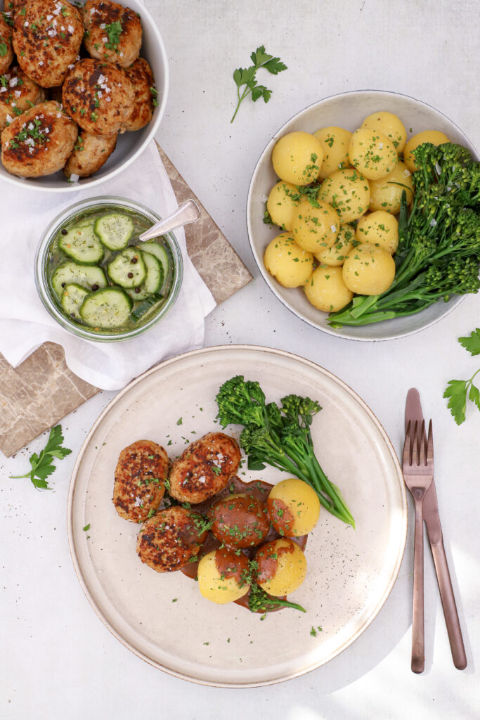 Frikadeller med kartofler og brun sauce - Pandestegte frikadeller