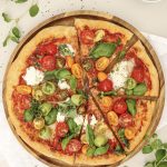 Pizza caprese - Pizza med friske tomater, mozzarella og basilikum