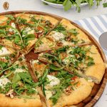 Pizza med blåskimmel, valnødder og ruccola - Pizza med blå kornblomst