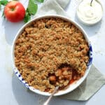 Æblecrumble med marcipan - Opskrift på crumble med æble