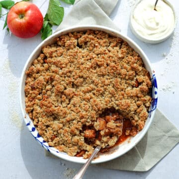 Æblecrumble med marcipan - Opskrift på crumble med æble
