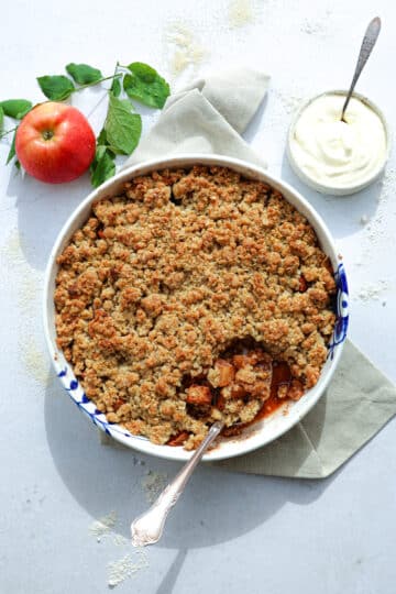 Æblecrumble med marcipan - Opskrift på crumble med æble