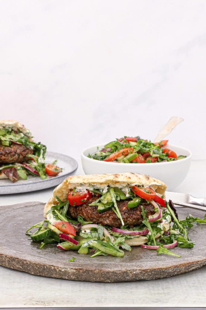 Græsk pita burger med græsk bøf