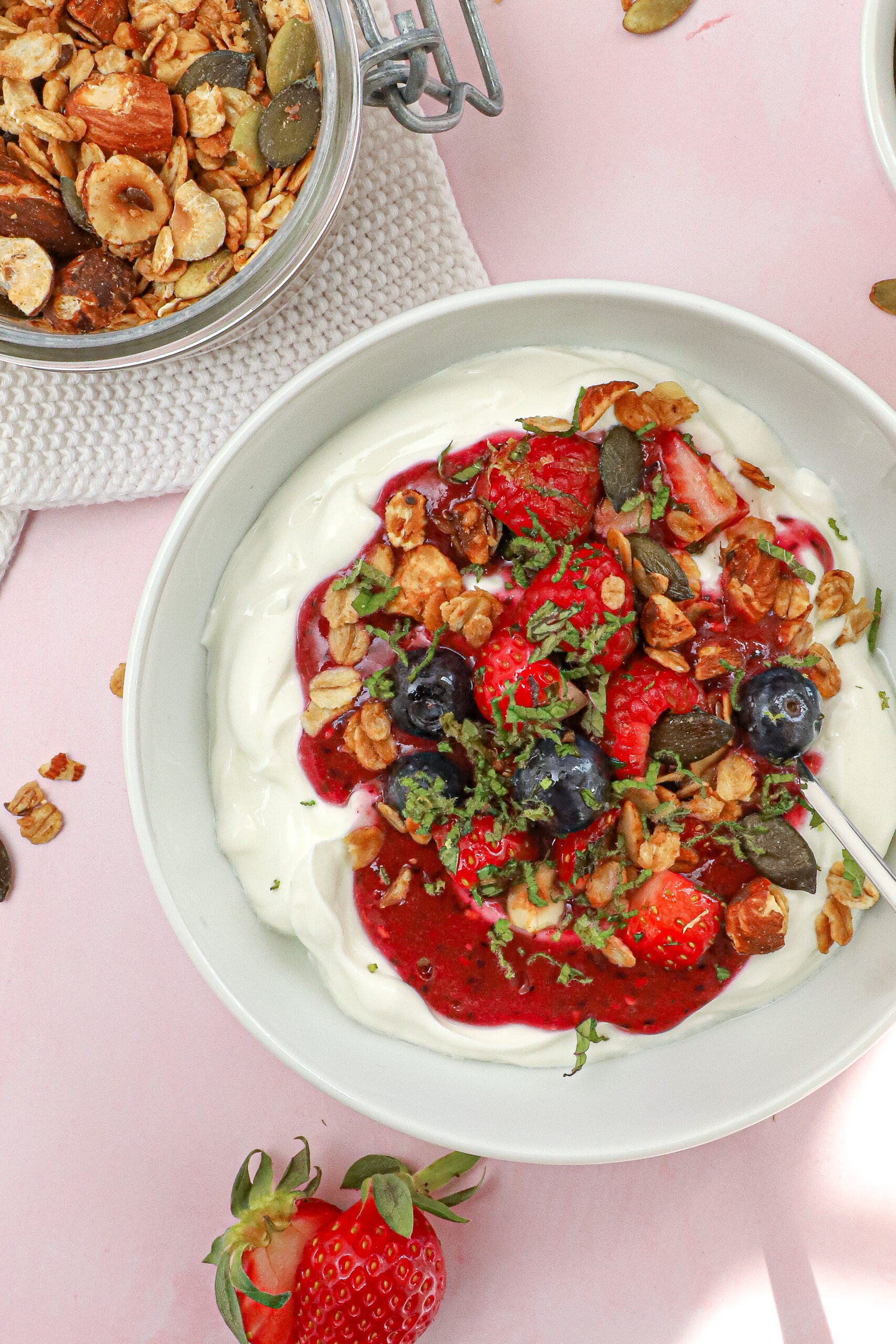 Yoghurt med frisk bærcoulis - Opskrift på sund morgenmad