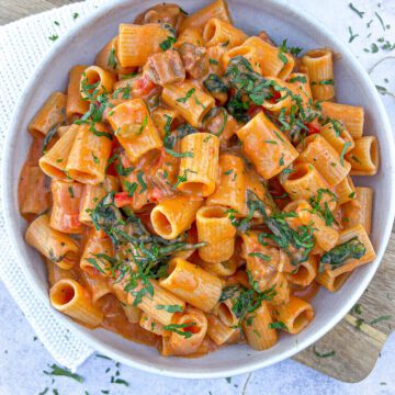One pot pasta med chorizo, grønt og fløde - Opskrift på one pot pasta