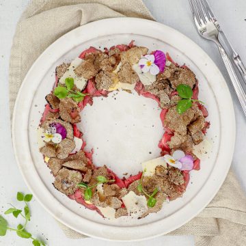 Tilberedt carpaccio - Opskrift på carpaccio med trøffel og parmesan mayo