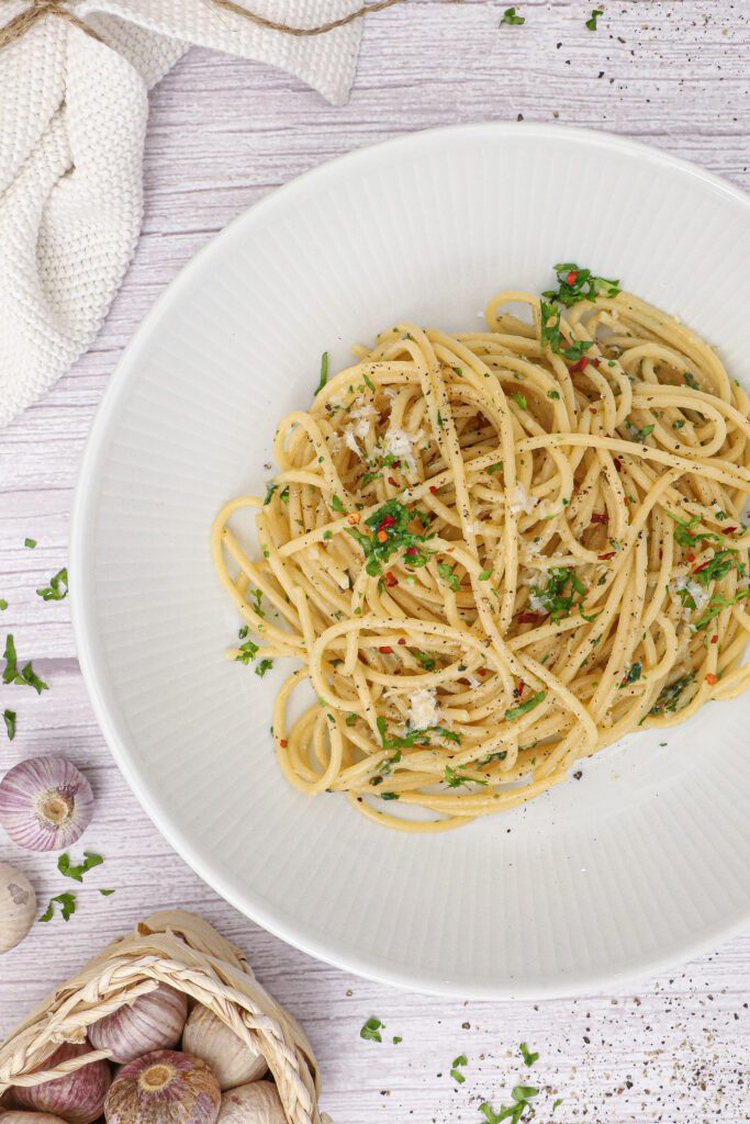 Spaghetti Aglio e Olio - Opskrift på pasta med hvidløg og olie