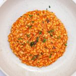 Tomatrisotto - Opskrift på cremet tomatrisotto med timian