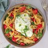 Pasta med tomatsauce og burrata - Opskrift med friske tomater