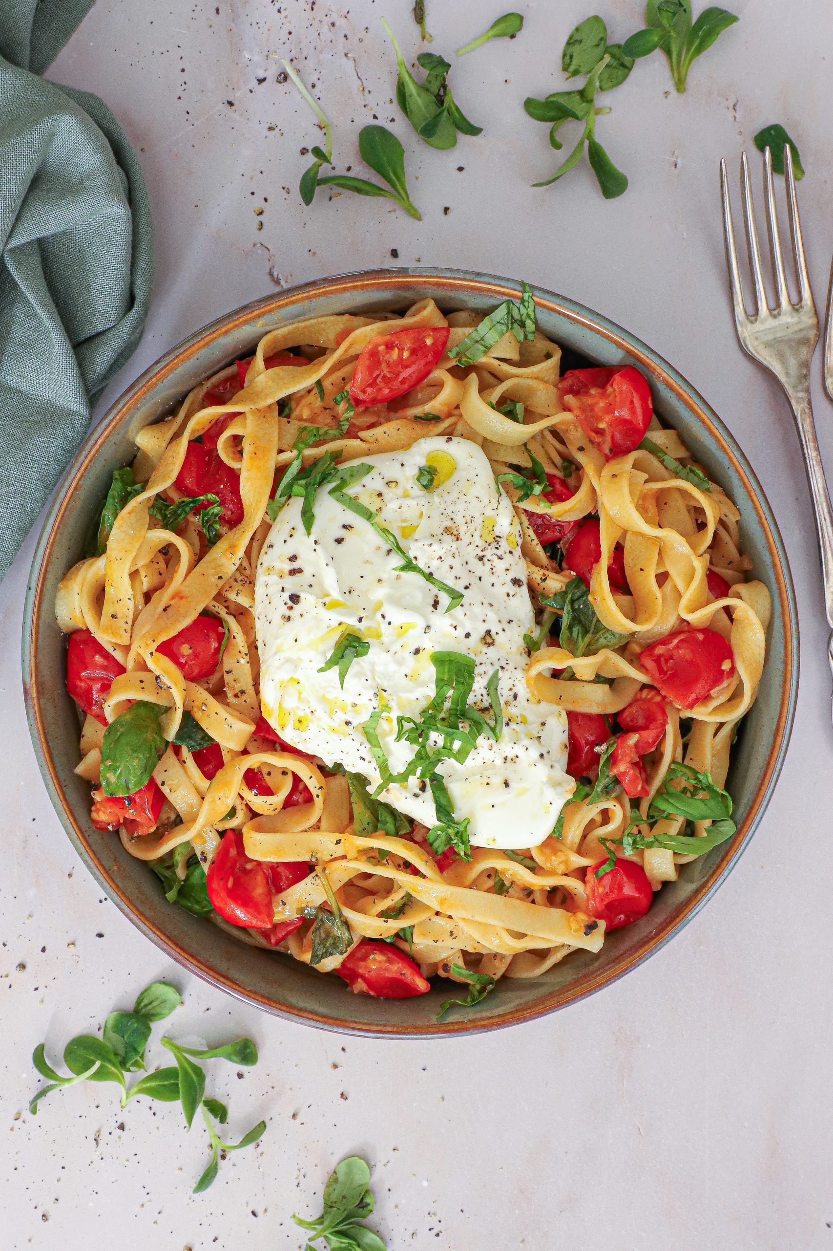 Pasta med tomatsauce og burrata - Opskrift med friske tomater