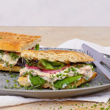 Sandwich med varmrøget laksesalat - Opskrift laksesandwich