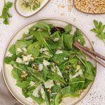 Romainesalat med ruccola, citron og parmesan - Opskrift på nem salat