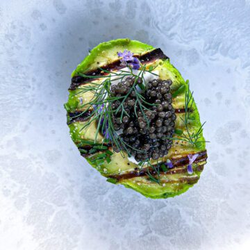 Grillet avocado med caviar - Opskrift på grillet avocado med caviar
