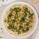 Hummus tallerken - Opskrift på hummus med pesto og kikærter