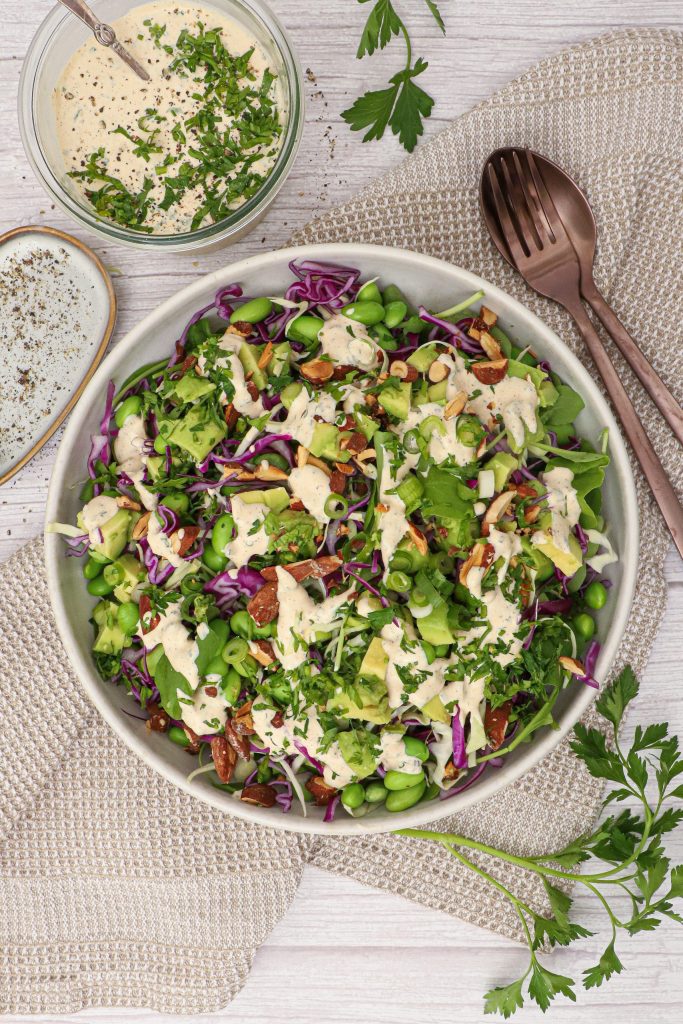 Spidskålssalat med spicy ranch dressing