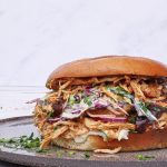 Pulled chicken burger med coleslaw - Opskrift på pulled chicken burger