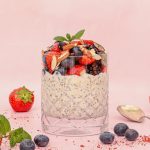 Overnight oats med vanilje og friske bær - Opskrift på overnight oats