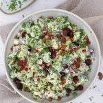 Broccolisalat med æbler og mandler - Opskrift på broccolisalat med æbler og mandler