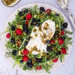 Ruccolasalat med burrata, avocado og friske bær - Opskrift på salat med bær