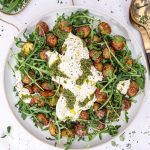 Stegte kartofler med burrata og pesto - Opskrift på kartoffelsalat med burrata