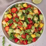 Melonsalat med mango, jordbær og avocado - Opskrift på melonsalat