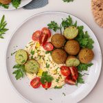 Falafler med hummus - Opskrift på hummus tallerken med falafler