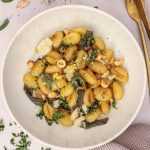 Stegt gnocchi med salvie, smør og hasselnødder - Opskrift på gnocchi med brunet smør