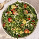 Ruccolasalat med tomat, avocado og pesto - Opskrift med ruccola