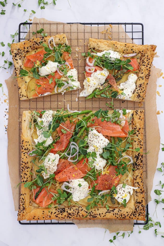 Butterdejstærte med røget laks og burrata