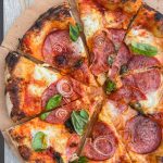 Pizza med salami og nduja - Opskrift på salami pizza