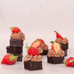 Brownie bites med kakaocreme og jordbær - Dessert på 10 min.
