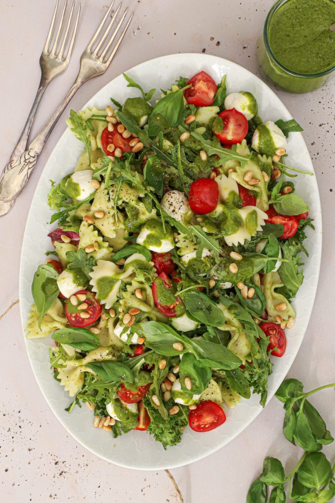 Italiensk pastasalat med basilikum vinaigrette