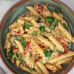 Pasta med bagt feta og tomater i Airfryer