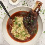 Braiseret lammeskank med risotto og shiitake