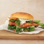 Fiskeburger med fiskefilet og tatarsauce