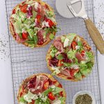 Pitabrøds pizza med parmaskinke, salat og dressing - Pita pizzabrød