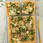 Butterdejstærte med gorgonzola, pærer og hasselnødder