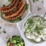 Grillede pølser og kartoffelsalat med urtedressing - Sommermad