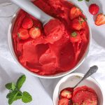 Sund jordbærsorbet med kun 3 ingredienser – Sommerens store hit