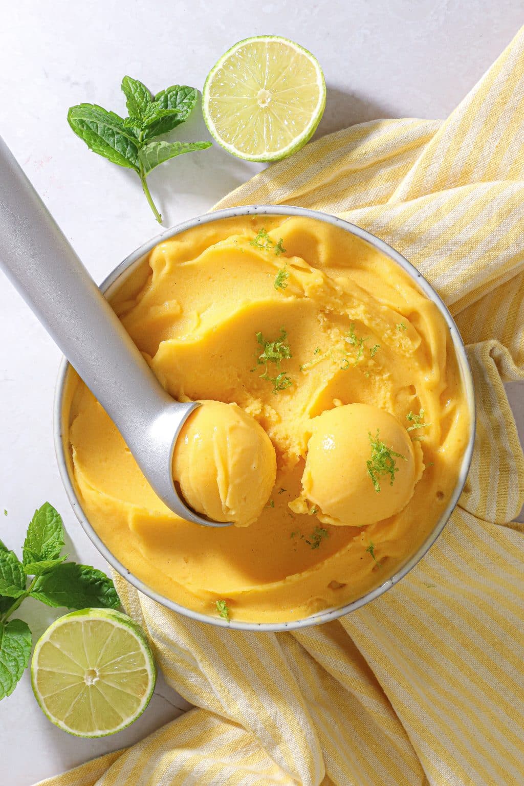Mangosorbet med 3 ingredienser - Sund mango is uden ismaskine