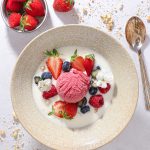 Sommerdessert med koldskål, hindbærsorbet og friske bær