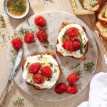 Whipped Ricotta Toast med Bagte Tomater og Citrushonning